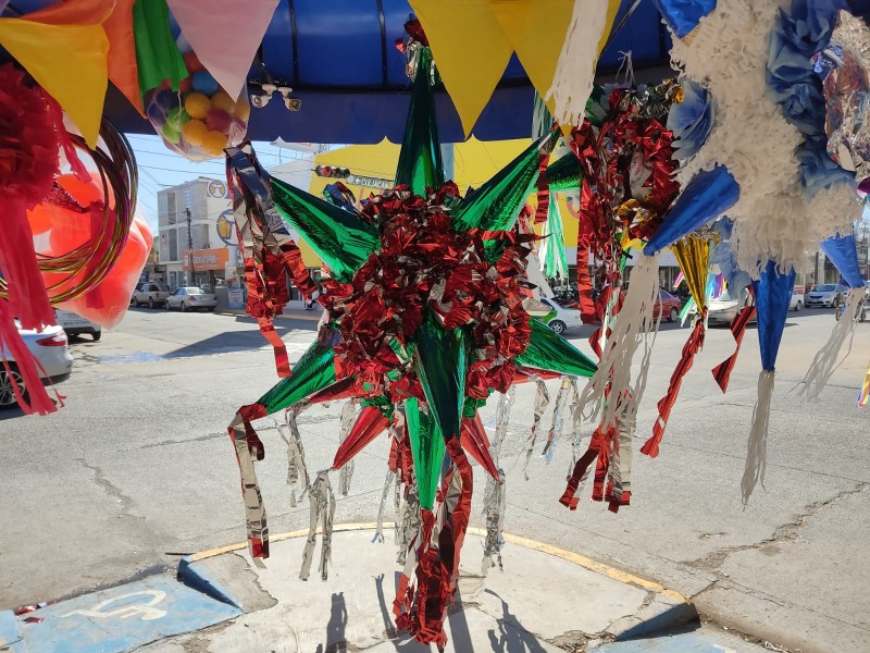 Elaboración de piñatas, tradición que se mantiene viva en Guasave