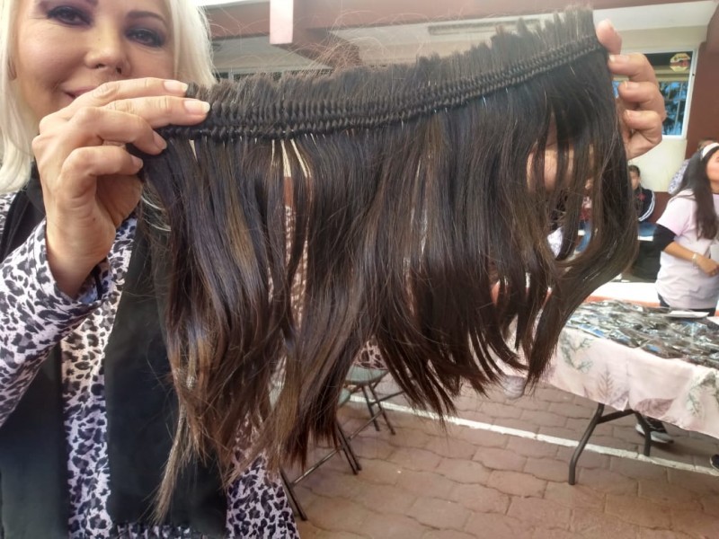 Elaboran pelucas con donaciones en Fundación Fonsi
