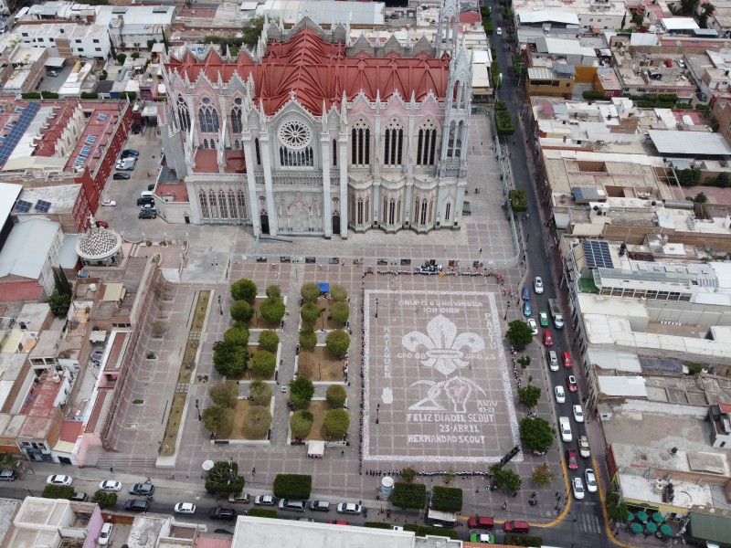 Elaboran Scouts flor de lis gigante en la plaza expiatorio