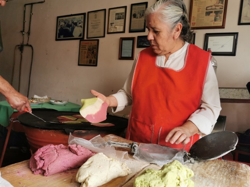 Elaboran tortitllas tricolor en Edomex