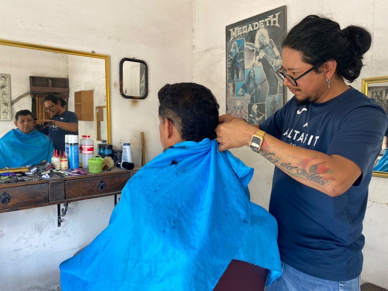 Eleasín, peluquero en Tuxtla apasionado por su trabajo
