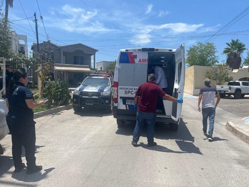 Electricista pierde el equilibrio y cae del techo de una vivienda