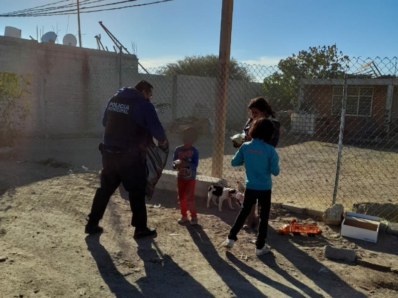 Elemento de la policía de Corregidora obsequia juguetes