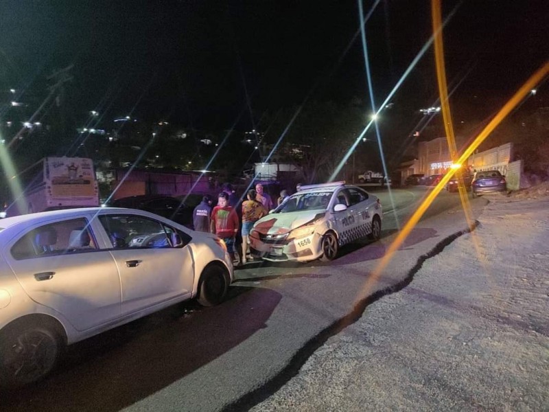 Elemento de la Policía Vial provoca accidente automovilístico