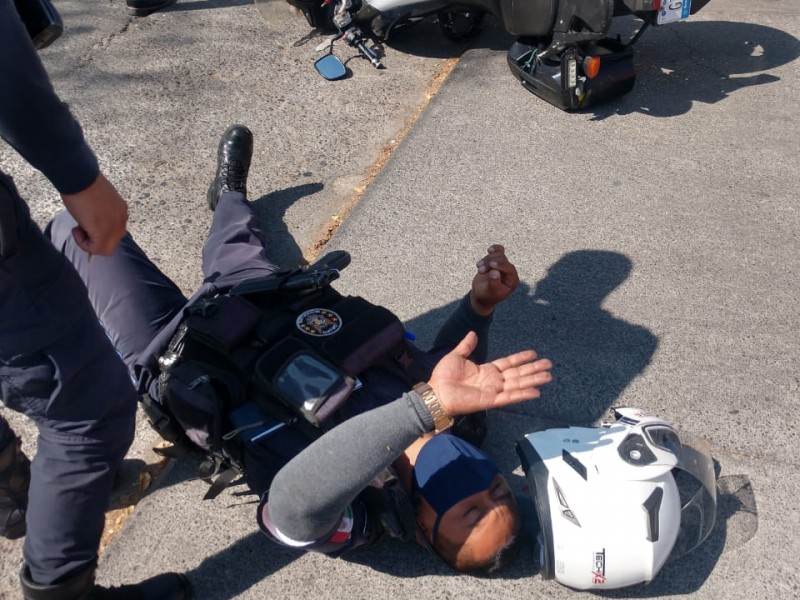 Elemento de Policía choca contra camioneta en la Arbide