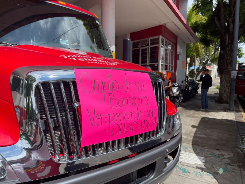 Elementos de bomberos se manifiestan por incremento salarial