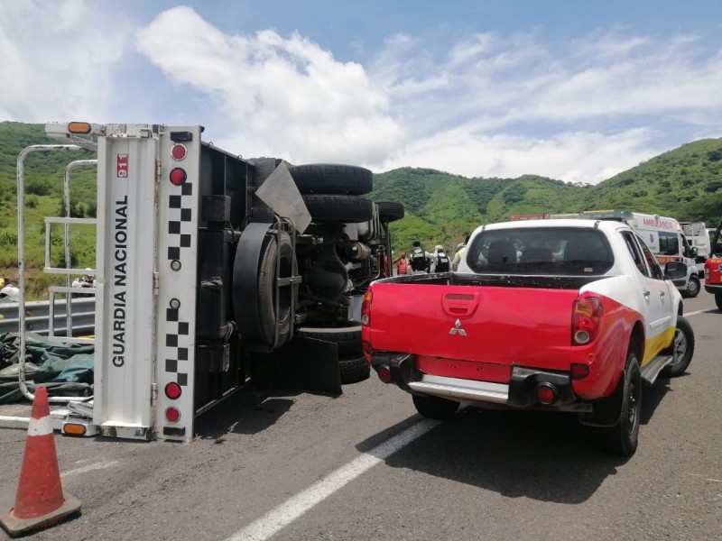 Vuelca camión de la Guardia Nacional sobre la autopista Jala-Compostela