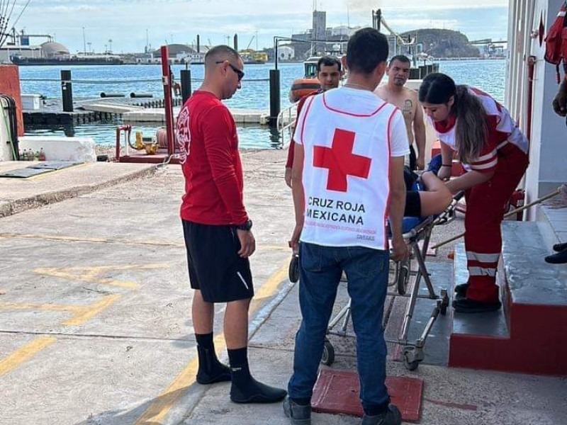 Elementos de Rescate acuático reacatan a mujer