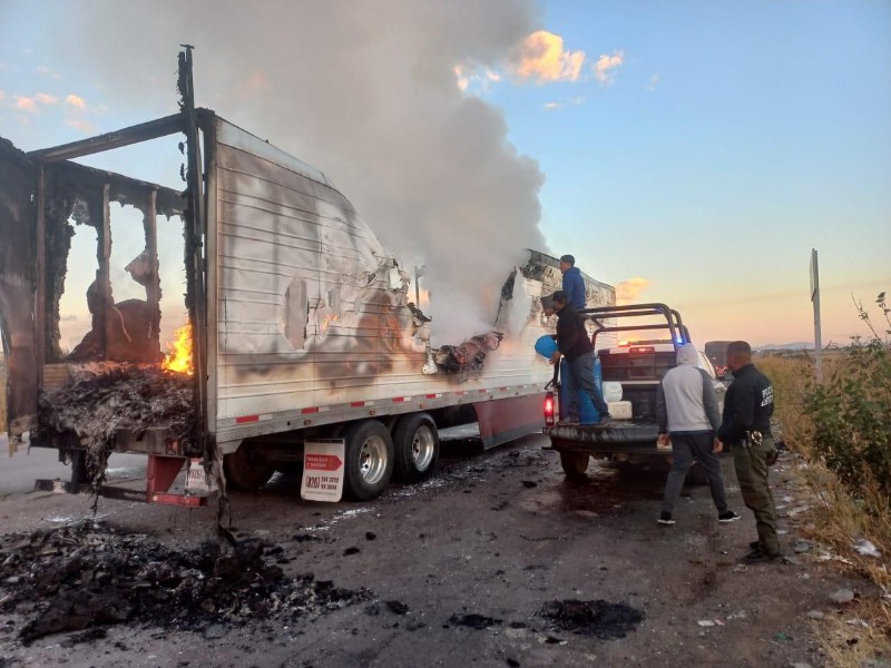 Elementos de  SSPE auxilian en incendio de camión en Santa Clara Elementos de  SSPE auxilian en incendio de camión en Santa Clara