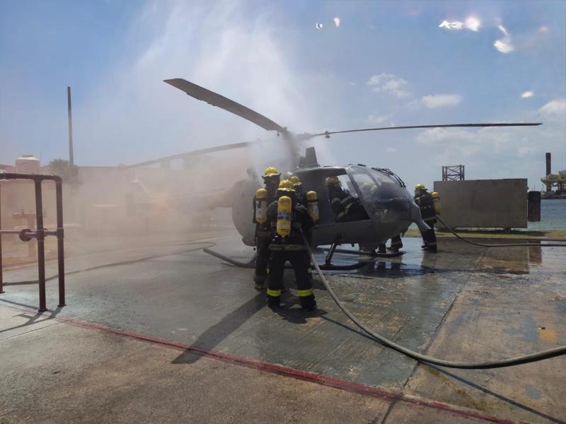 Elementos navales se gradúan en control de averías marítimas