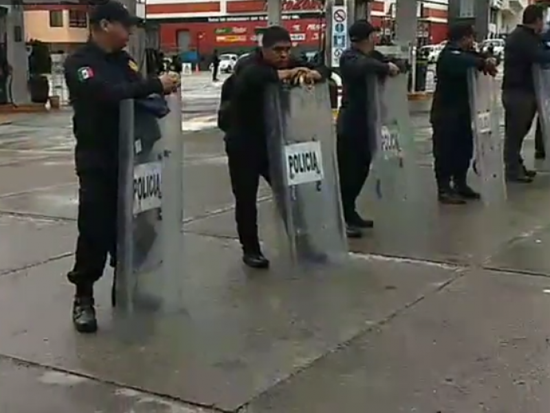 Elementos policiacos resguardan gasolinerías