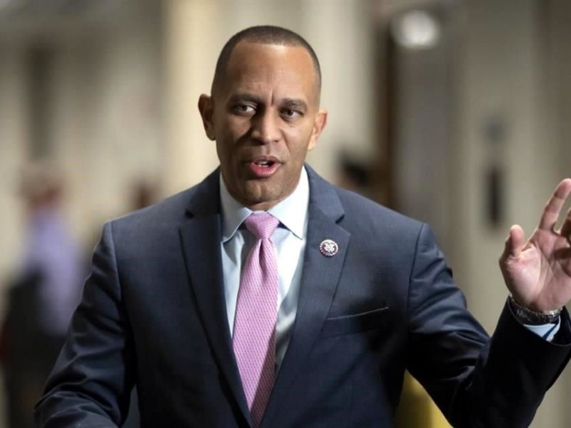 Eligen demócratas a Hakeem Jeffries para suceder a Pelosi