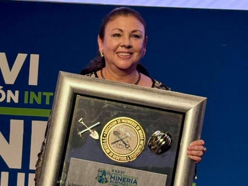 Elizabeth Araux Sánchez recibe el Premio Nacional de Educación 2025.