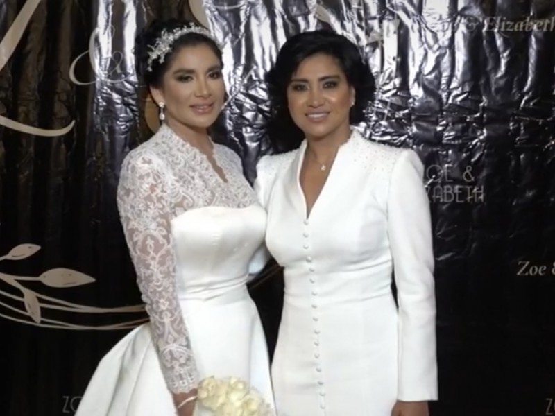 Elizabeth Morales trasmite su boda con Zoé Saldaña en redes