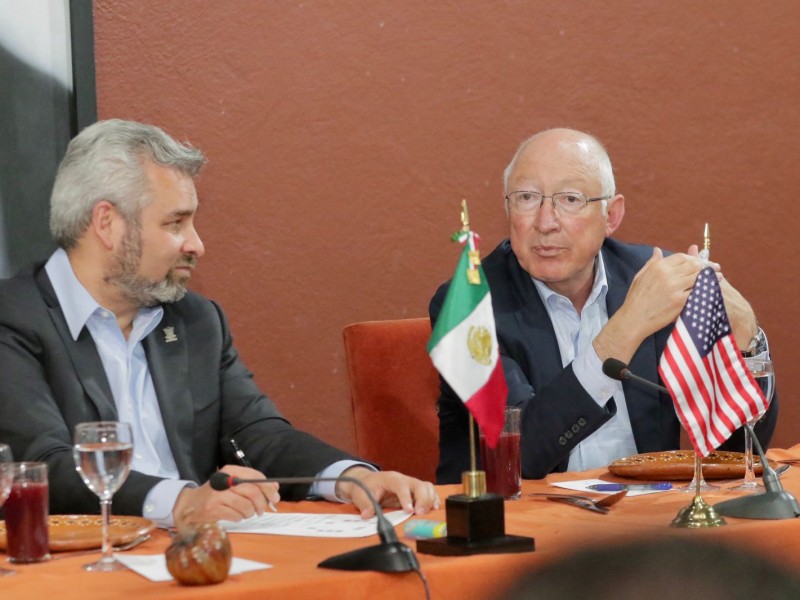 Embajador de EEUU en México realiza gira por Uruapan