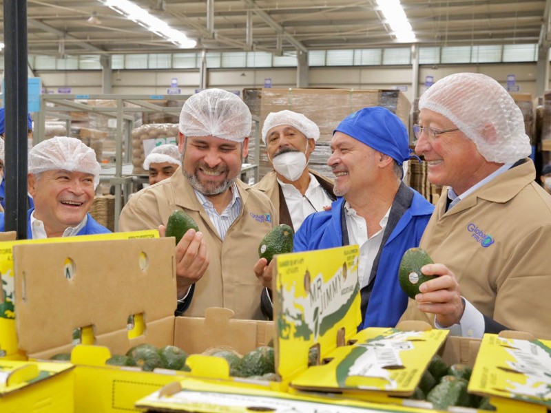 Embajador de EU en México visita empacadora de aguacate