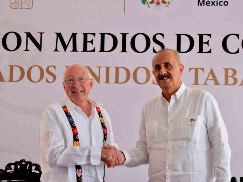 Embajador de EU, Ken Salazar se reúne con gobernador tabasqueño