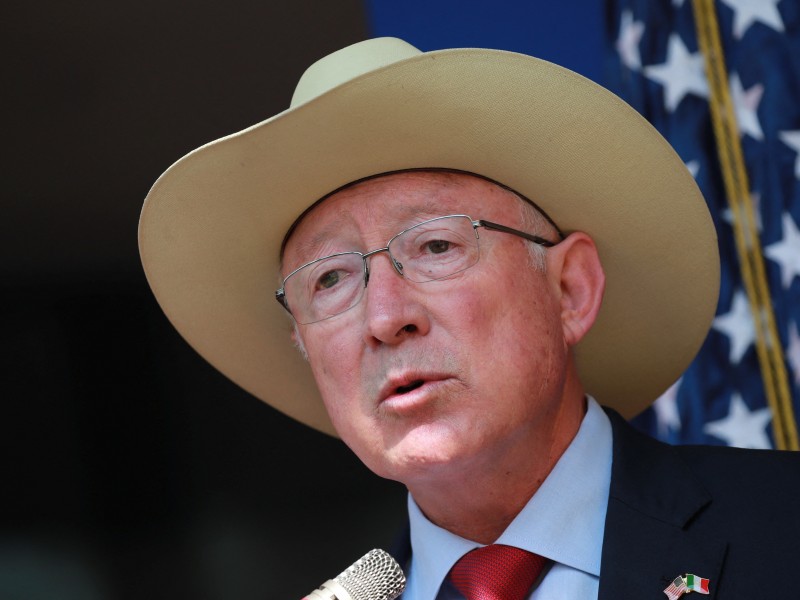 Embajador Ken Salazar alerta a migrantes de riesgos por cruzar