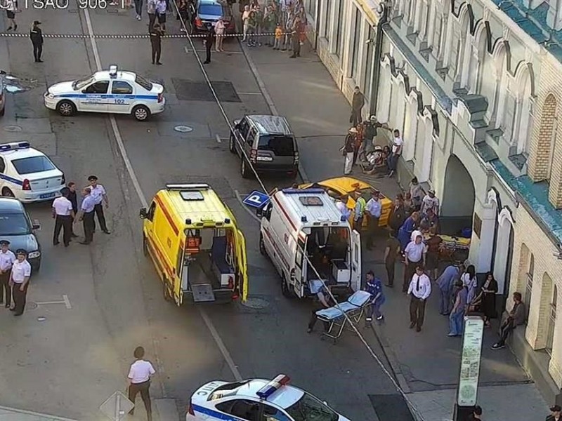 Embiste taxi a multitud en Moscú