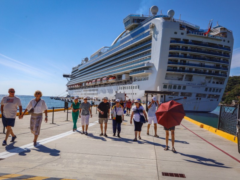 Emerald Princess fortalece economía local tras arribo turístico en Huatulco