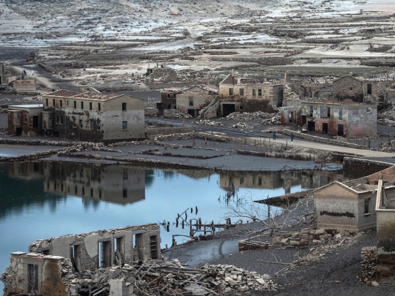 Emerge pueblo español tras haber sido inundado hace 30 años