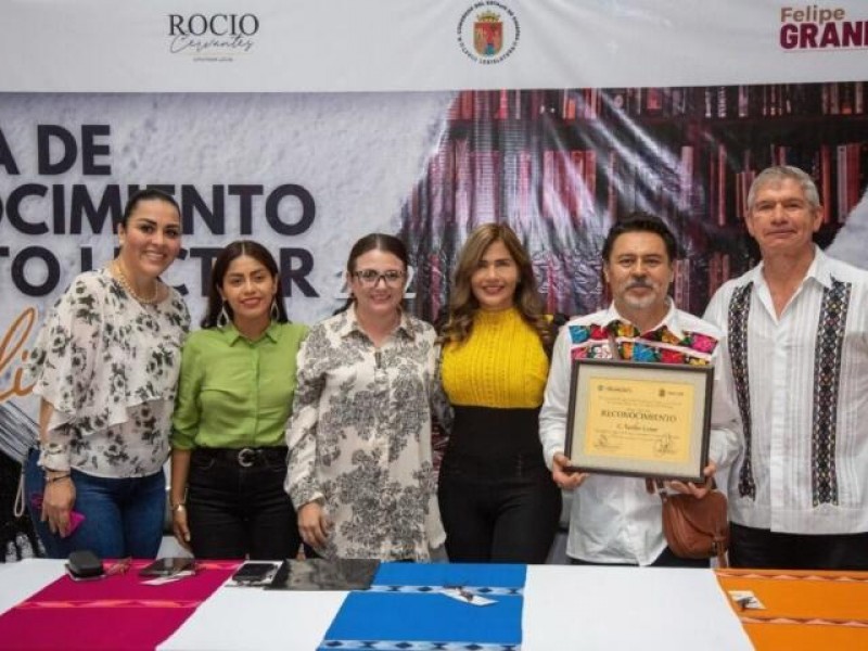 Emilio Lome recibe reconocimiento el mérito lector 2022