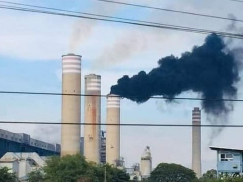 Emisión de humo de termoeléctrica, afecta respiración de la población