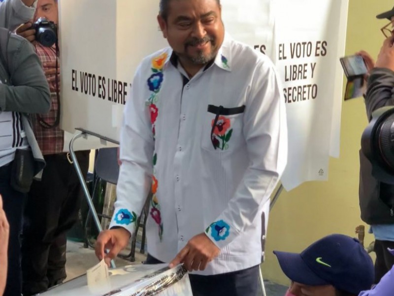 Emite su voto Alejandro Avilés Alvarez