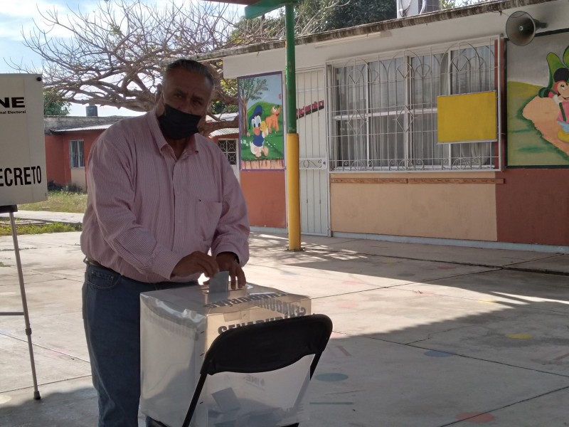 Emite su voto  Salvador Hernández,  candidato del PRI