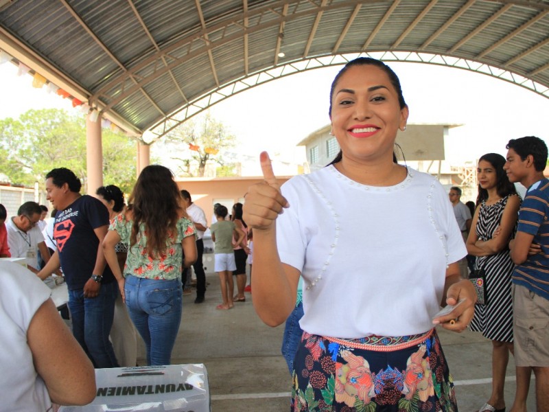 Emite su voto Yesenia Nolasco Ramírez