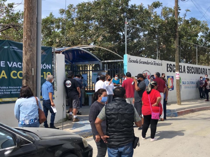 Emocionados adultos mayores reciben vacuna