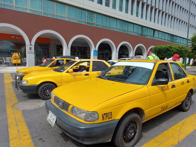 Empeora economía para taxistas por obras, baches y gasolina