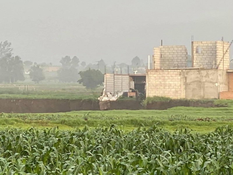 Empieza a caerse la casa de al lado del socavón