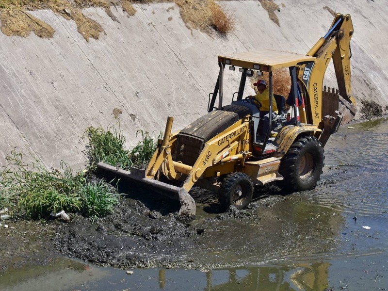 Empieza Corregidora limpieza de drenes, río y acequias