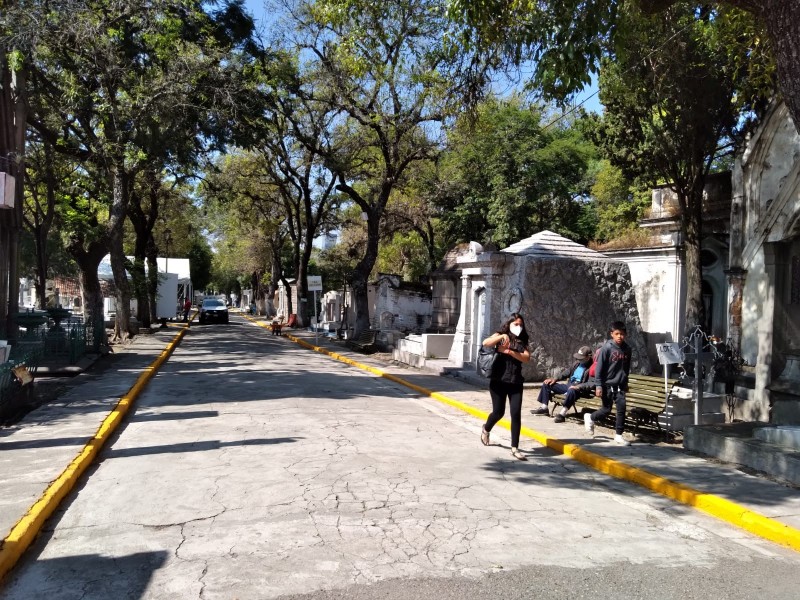 Empiezan a llegar visitantes a los cementerios