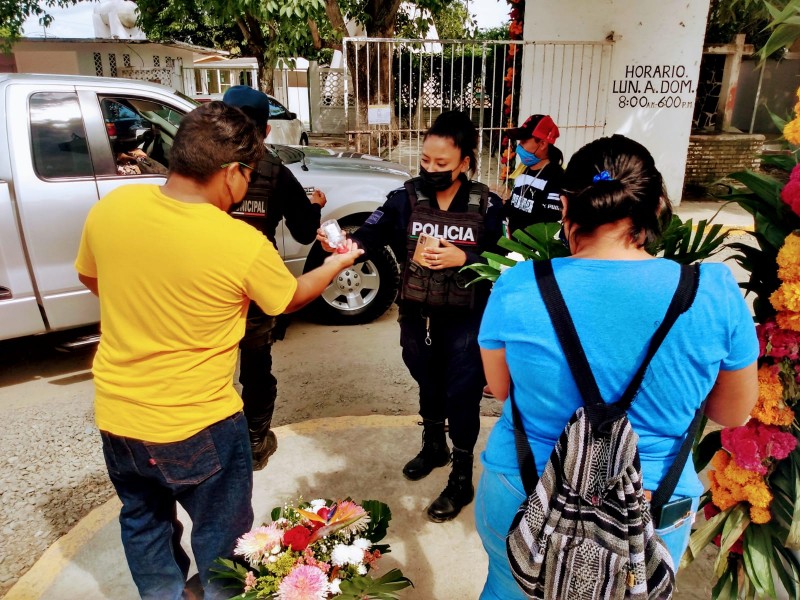 Empiezan las visitas a los camposantos de Tuxpan