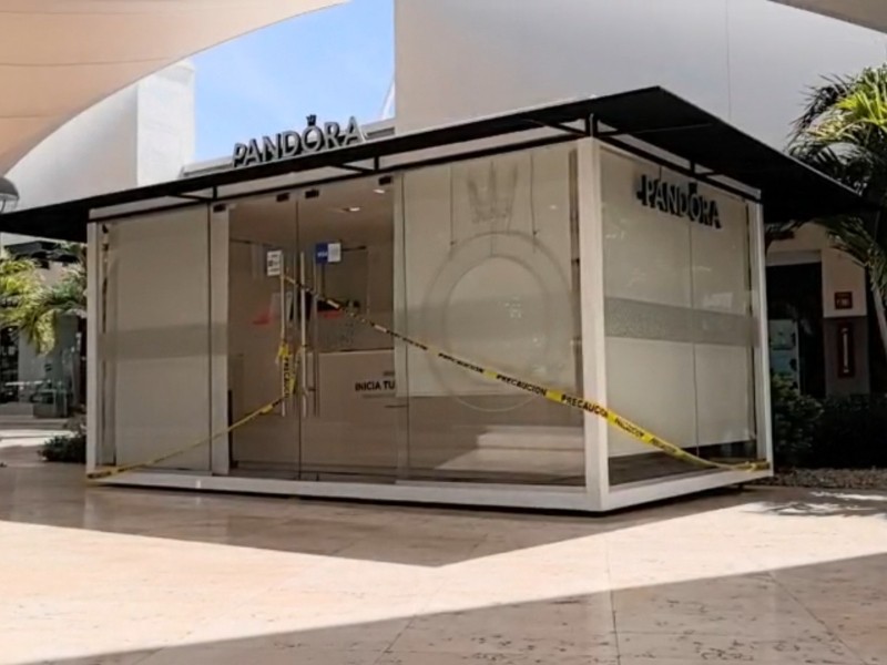 Empleada de joyería Pandora cae en extorsión, pierde 1.5 millones en mercancía
