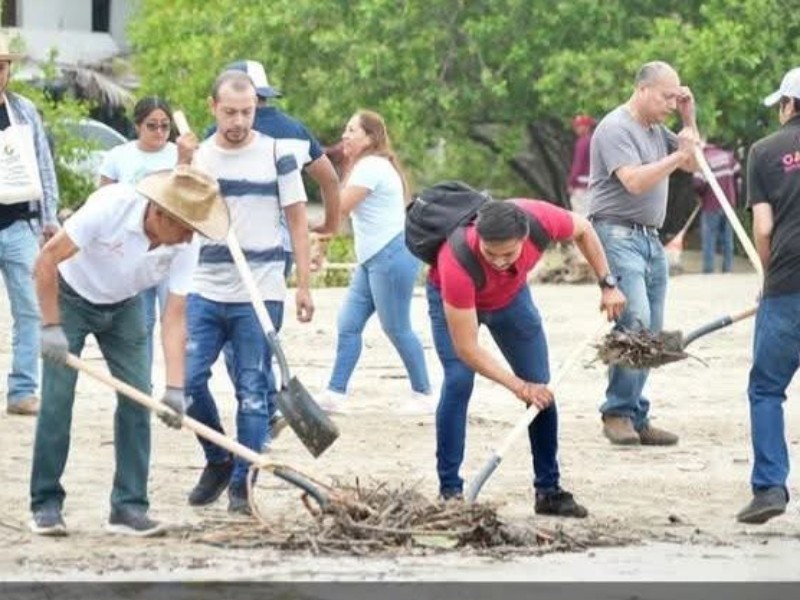 Empleados de confianza denuncian coerción laboral para participar en tequios tras huracán