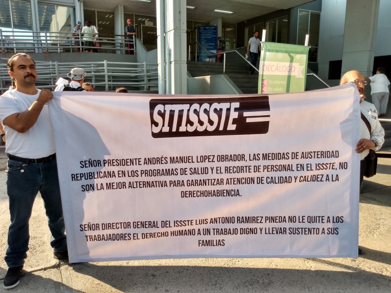 Empleados del ISSSTE se manifiestan por despido injustificado