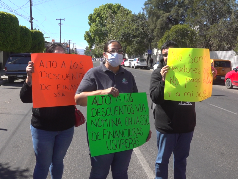 Empleados de secretaria de salud cierran calles