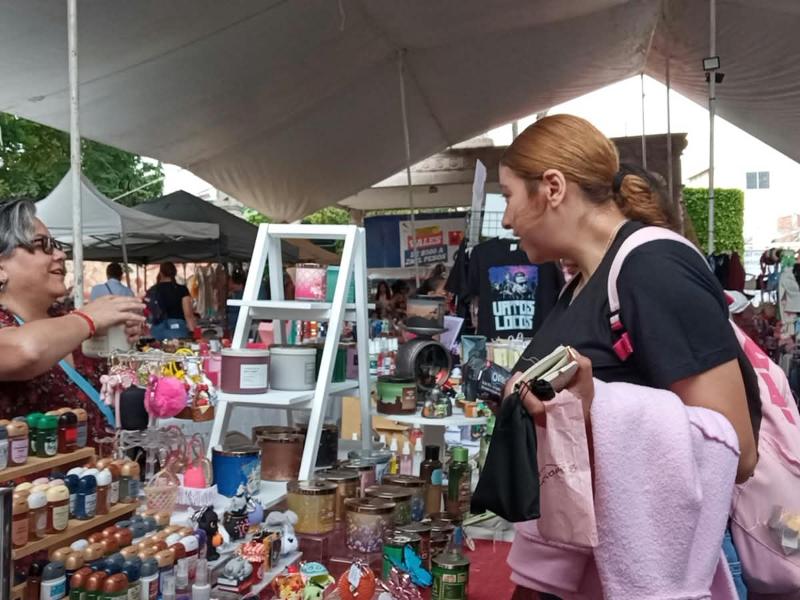 Emprendedores locales ofrecen sus productos en la Plaza Principal de La Piedad