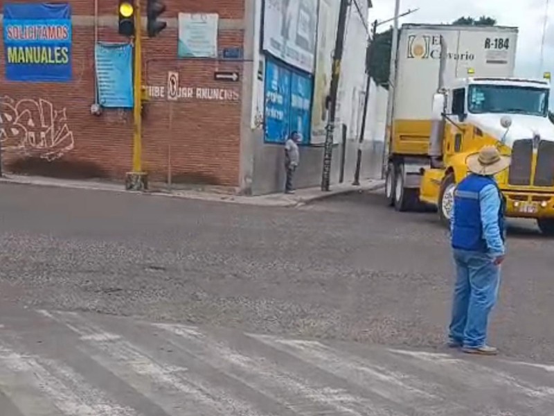Empresa Avicola cambia sentido a avenidas sin permiso de transito