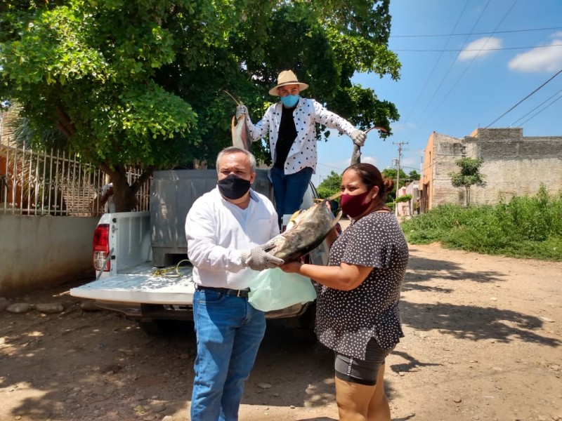 Empresario se solidariza durante la pandemia, regala pescado