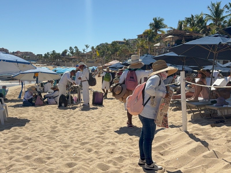 Empresarios alertan sobre descontrol de vendedores ambulantes en playa El Médano