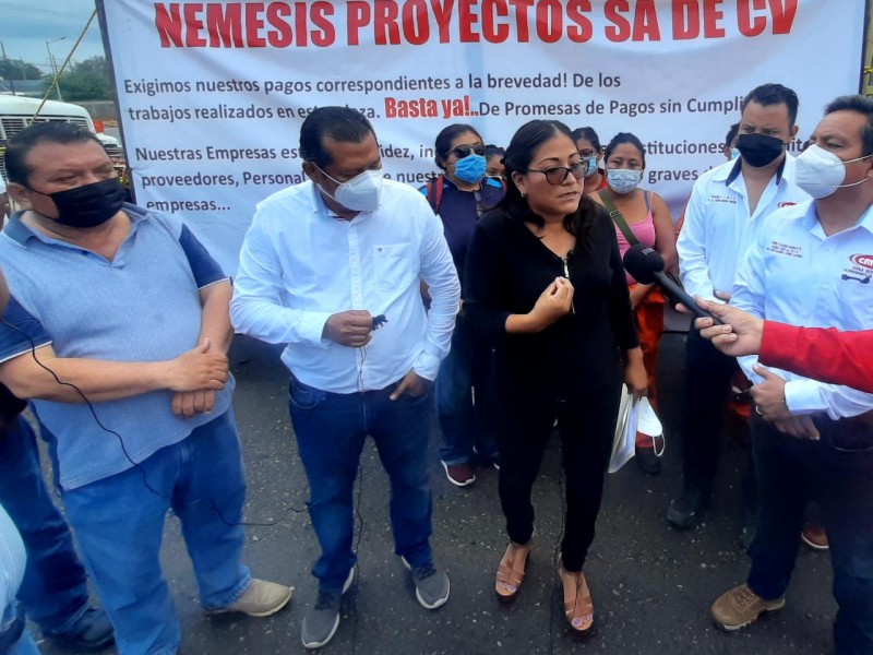 Empresarios bloquean operaciones de Soriana; denuncian adeudo de 12 MDP