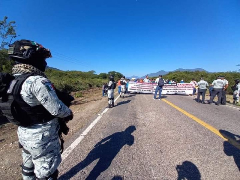 Empresarios de Tehuantepec exigen liberación de carreteras bloqueadas