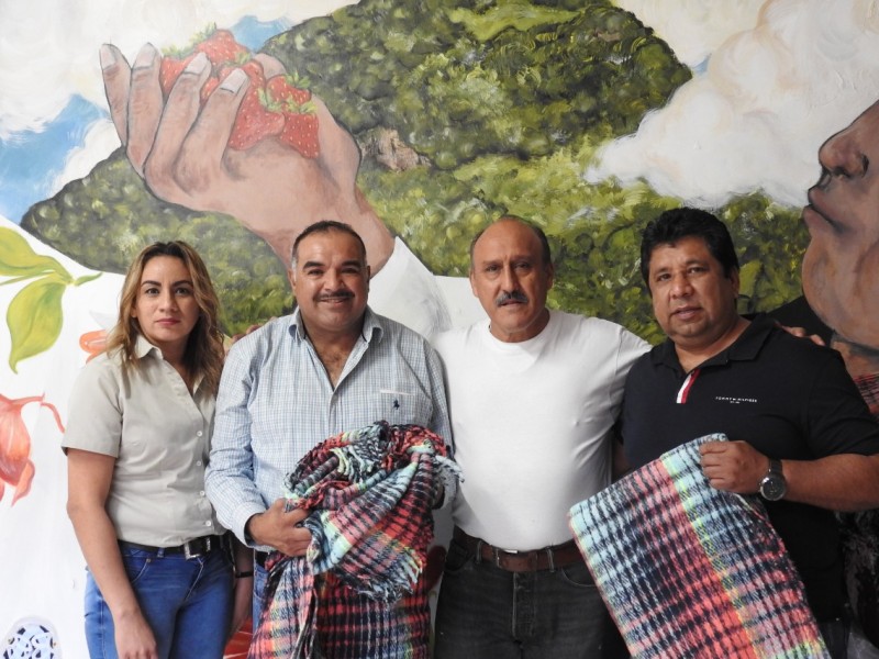 Empresarios donan cobijas para personas vulnerables de Jacona