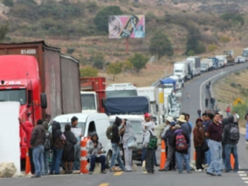 Empresarios instan a las autoridades a permitir el libre tránsito