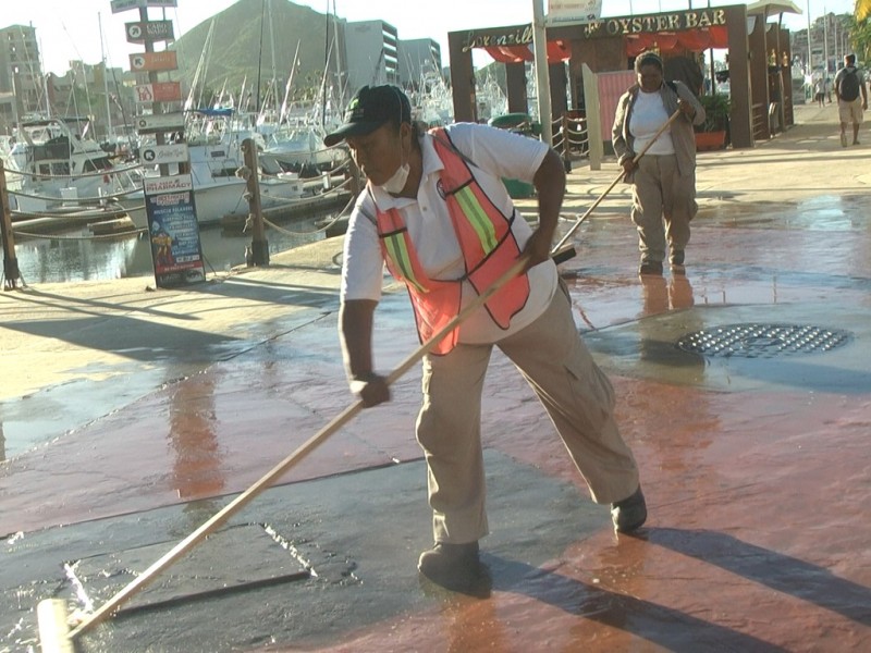 Empresarios limpian calles del Centro de CSL