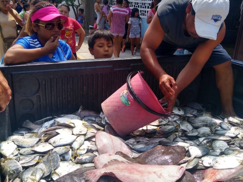 Empresarios pesqueros donan 30 toneladas de producto en Salina Cruz